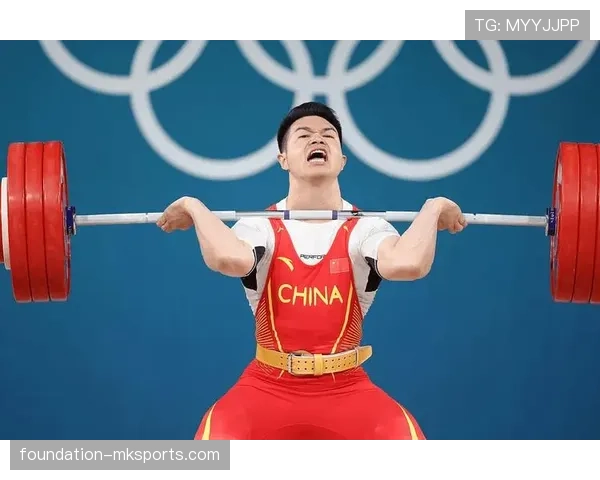 石智勇领奖台像电影海报，私下朋友圈却是拖鞋和外卖袋，这反差笑出声